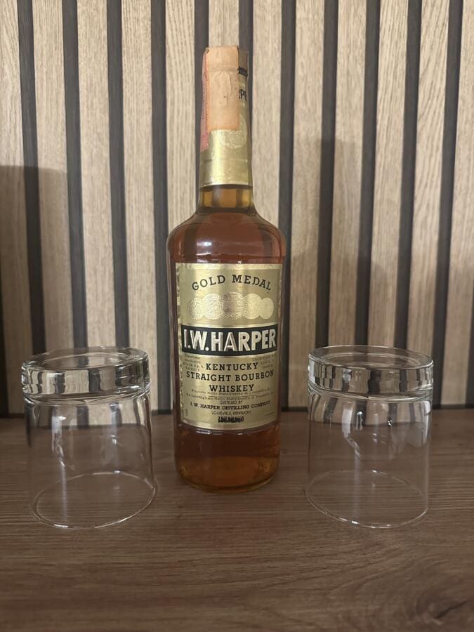 I.W Harper Distilling Co. - Bourbon Whiskey Gold Medal